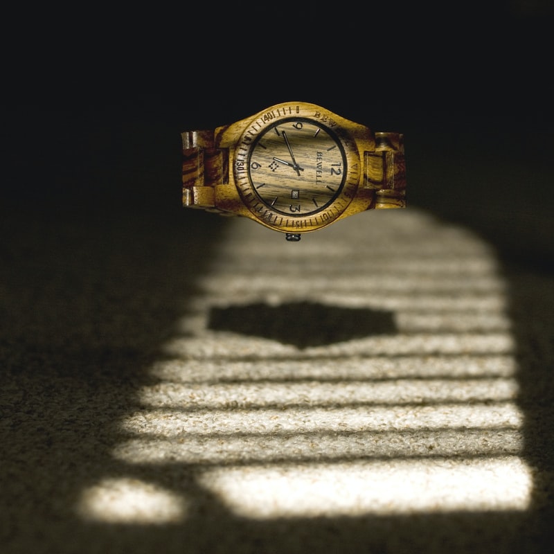 Nowy trend na rękach! Jak i kiedy wybrać zegarek drewniany?