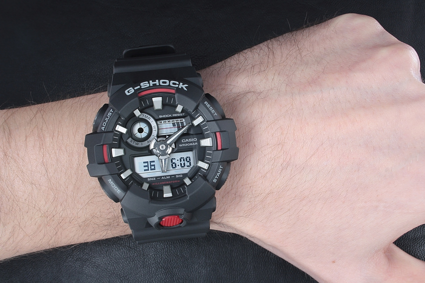 ZEGAREK MĘSKI CASIO G-SHOCK  GA-700-1AER (zd140e)